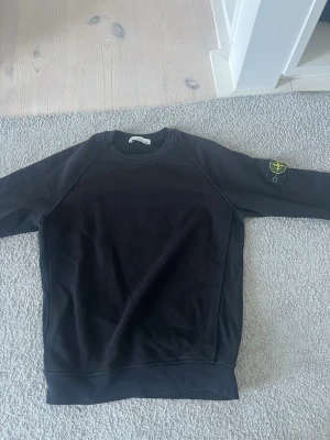 Svart sweatshirt från Stone Island - En stone island tröja! Möjligtvis inte 100 % äkta men en väldigt bra. Väldigt bra skick är den. Kan möjligtvis gå med på priser ner till 500 kr! Small i storlek kanske passar medium också!