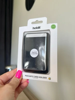 Holdit Magsafe Korthållare - Card holder från Holdit i färgen svart. Aldrig öppnad/använd. I originalförpackning.  Passar både Apple och Android.