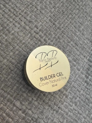 Builder gel - Fint builder gel ifrån Bano beauty i färgen cover natural pink. Jag har användt lite bara till ett sett men säljer då jag inte tyckte om viskositeten🥰