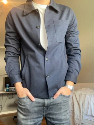 Lindbergh overshirt  - Stilren mörkblå overshirt från Lindbergh. Perfekt nu till hösten. Köptes för 1100kr. Mitt pris: 485kr