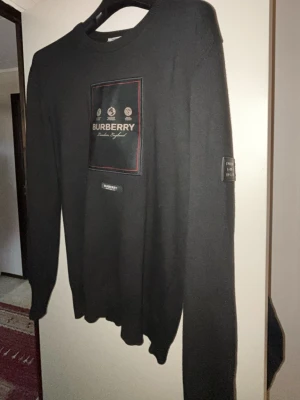 Svart tröja med stor logga med text - En svart stilig burberry långärmad som är perfekt för kalla sommar kvällar och för hösten🤝