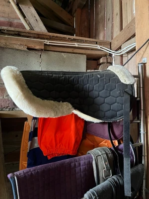 Sadel pad  - Säljer en sadel pad från hööks super fin och fint skick inte använd mycket säljer då jag inte har nån användning för den längre priset är inte hugget i sten 
