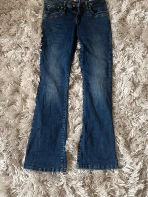 Snygga ltb jeans!! - Ett par jättesnygga Lågmidjade, bootcut jeans från ltb i storlek 27/32!!