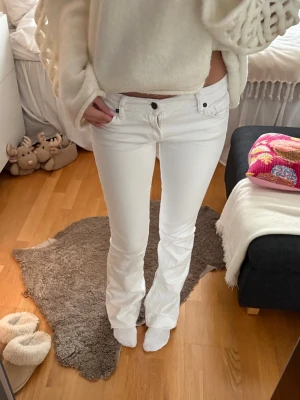 Vita bootcut jeans med låg midja - Säljer minavita jeans med bootcut-modell och låg midja!! Märket heter ”cityjens of humanity” och är i storlek 25, väldigt bra skick❣️❣️midjemått: 36 tvärsöver. Innerbenslängd: 84cm!