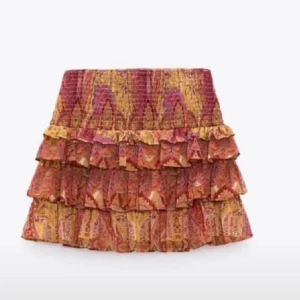 Mönstrad volangkjol Zara  - Populär volangkjol från Zara. Superbra skick, aldrig använd 🩷 🩷 (inte mina bilder) köpte denna på Plick. Aldrig använda själv.