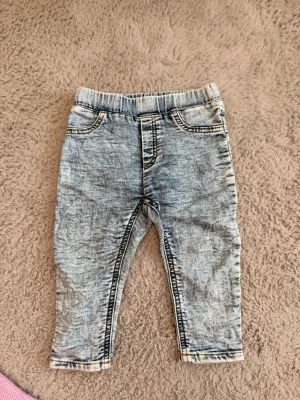 Ljusblå stretchiga babyjeans - Säljer ett par ljusblå babyjeans med resår i midjan. Materialet är mjukt och stretchigt. Jag samfraktae gärna för billigare frakt. Kika in i min profil för fler fynd. Öppen för prisförslag.