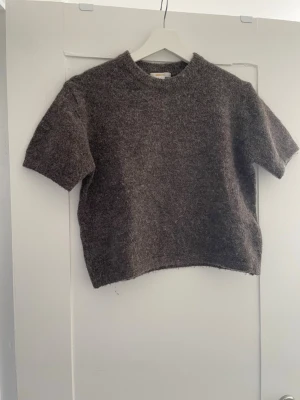 Brun stickad tröja från Gina tricot - En snygg kortärmad stickad tröja i en riktigt snygg brun färg. Den är både snygg och bekväm, perfekt för nu inför hösten/vintern.