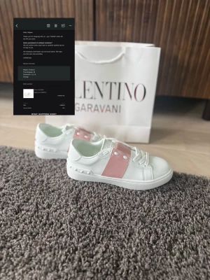 Valentino skor - Säljer nu mina valentino skor, dem är utan defekter och skicket är 9/10. Dem är äkta och jag har kvitto ☺️
