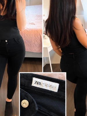 Svarta skinny jeans hög midja,Zara,36 - Snygga svarta skinny jeans från ZARA. Hög midja och stretchigt material som sitter bekvämt och smickrande. Passar perfekt till både vardag och fest! Klassisk femficksmodell med knapp och dragkedja. Använda men i fint skick.har även i storlek 38.