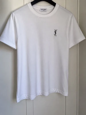Saint Laurent t shirt  - Säljer en Saint Laurent t shirt i storlek S kom med bud men endast seriösa köpare 