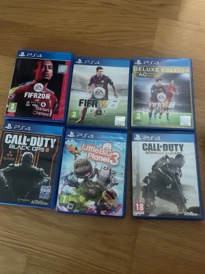 PS4 spelpaket med FIFA, COD & LBP3 - Säljer ett paket med sex PS4-spel: FIFA 20, FIFA 15, FIFA 16 Deluxe Edition, Call of Duty Black Ops III, Call of Duty Advanced Warfare och LittleBigPlanet 3. Alla spel kommer i sina originalblå plastfodral. Perfekt för dig som gillar sport, action och plattform.