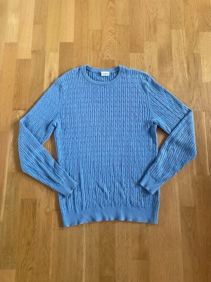John Henric tröja - Stilren långärmad kabelstickad tröja från John Henric i en snygg ljusblå färg. Perfekt att bära både till vardags, skolan/jobbet eller när du vill klä upp dig lite extra.🧶  Skick: 9/10 💯  Storlek: M 📏  Pris: 149kr💰  Skriv gärna vid frågor eller om du vill ha fler bilder 😊