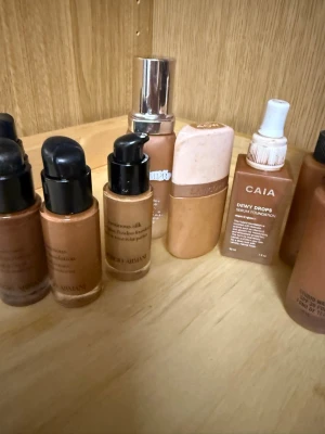 Mix av foundations i olika nyanser - Säljer ett gäng flytande foundations och andra smink  i olika bruna och beige nyanser. Flera flaskor har pump eller pipett och några har skruvlock. Bland märkena syns bland annat Giorgio Armani, MAC, LANCME, CAIA och annat . Perfekt för dig som gillar att testa olika baser och finishar. Har inte använt de. Det finns nya och vissa  bara testat aldrig använd. Priset kan diskuteras allting är för 1500kr