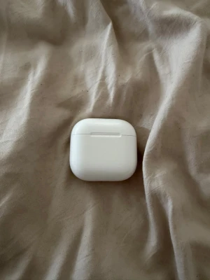 Vita trådlösa air pods - Säljer ett par vita airpods inprencip i nytt skick 