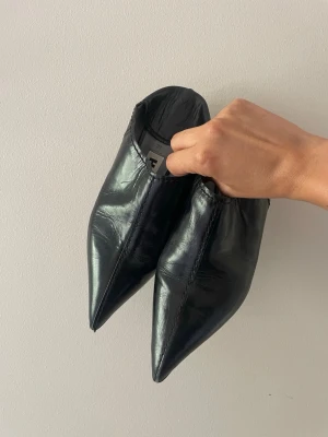 HOPE skor i äkta skinn - Unika ballerinaskor i svart skinn med spetsig tå och minimalistisk design. Otroligt sköna. Går att ta upp bakdelen på skon om man vill. Ursprungligt pris 4000kr 
