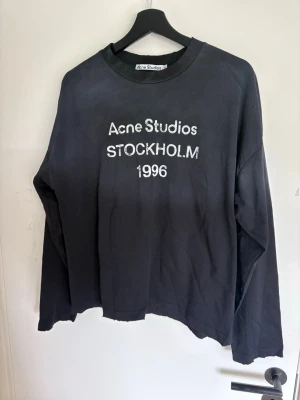 Acne studios long sleeve - Säljer nu mina svarta acne studios longsleve som endast är testad då jag helte vill ha t shirt. Pris går att diskutera vid snabb affär. MVH