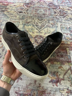 Lanvin DBB1 Cap Toe - Lanvin Cap toe i storlek UK9-43/44! NYSKICK, skorna är i brun mocka med en glänsande tå i framkanten. Kontakta vid minsta fråga⚜️