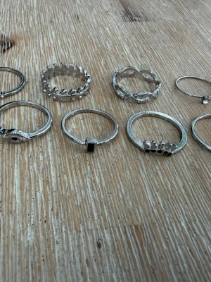 10 ringar - 10 st ringar. De flesta i strl M/L