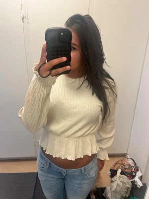Volang topp  - Super fin volang topp som inte kommer till användning ( därför jag säljer den). Nästan aldrig använd och i bra skick. Den är i beige/ljusgul färg. 