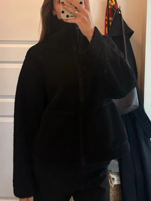 Svart teddyjacka med dragkedja - 🥰