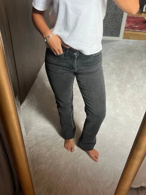 Svarta raka jeans  - Från Weekday i modellen Twig- raka ben med låg-mellan midja. Längd 32 så passar längre personer. Midjestorlek 25. Skulle säga att de passar Xs-S