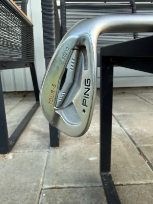 PING Tour S golfklubba 50 grader - Säljer en PING Tour S golfklubba med 50 graders loft. Klubban är i metall och har en klassisk silverfärg. Perfekt för dig som vill ha kontroll på närspelet och söker en wedge med bra känsla.