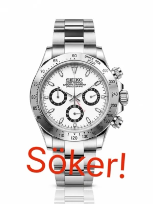  SökerSilverfärgad kronografklocka Seiko - Stilren kronografklocka från Seiko i silverfärgat metallarmband och boett. Urtavlan är vit med svarta detaljer och tre mindre subdials. Klassisk design med tydliga markeringar och robust känsla.