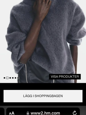 Mörkgrå oversized mohairtröja - Säljer min mohair gråa overzised tröja ifrån Hm! Köpt för 900 men säljer för 600! Använd en gång och inga defekter. Skriv privat för fler bilder!