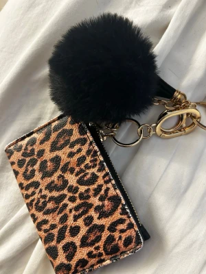 Victoria secret plånbok  - I nytt skick, inga defekter, skicka ifall ni vill se kvitto, ni får med den svarta fluff nyckelknippan