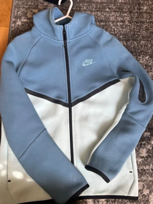Nike tech blå  - Helt ny Nike tech blå 