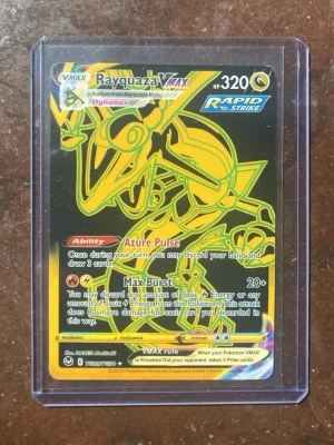 Pokémon kort - En guld Vmax Rayquaza som är i ett mycket bra skick perfekt för den som gillar att samla exotiska kort👍