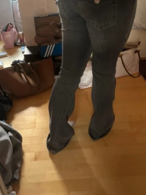 True Religion Jeans - Jätte snygga True Religion jeans i modellen Joey.I jätte fint skick endast lite lite slitna där nere men absolut ingenting som märks när man har på sig dom. Man ser det på bilden. Storlek 28, skulle säga att de sitter som s/m.
