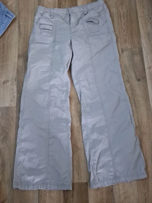 H&Mcargo byxor nya - Nya ljusgråa/beige cargo byxor från H&M i st 36 nytt skick ,snygga
