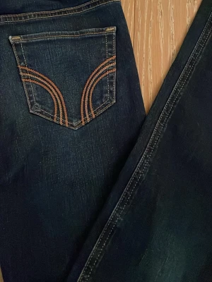 Mörkblå bootcut jeans  - Säljer ett par fina mörkblå bootcut jeans från hollister W24 L31 