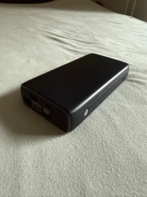 Powerbank 20 000 mAh inbyggd USB-C sladd - En fin powerbank från clas ohlson med 20 000 mAh och en inbyggd usb-c sladd som räcker gott och väl för att ladda mobilen samtidigt som man använder den. Knappt använd, som ny