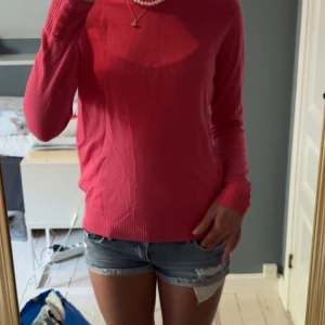 Rosa tröja från m&s collection  - En tunn stickad tröja i skrikrosa från m&s collection i super skick! Inga defekter och bara använd någon gång. Är ej tillgängligt att köpa längre. Storleken är 10 i uk storlek men skulle säga xs/s