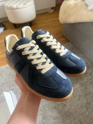 Maison margiela gats  - Snygga mörkblå Maison margiela sneakers i snygg färg, storlek 42 och allt og finns 