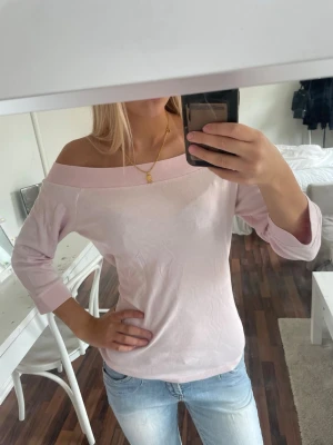 Ljusrosa offshoulder topp - Säljer en ljusrosa offshoulder topp med trekvartsärm. Vet ej vart den kommer ifrån eller storlek, men gissar på runt S.