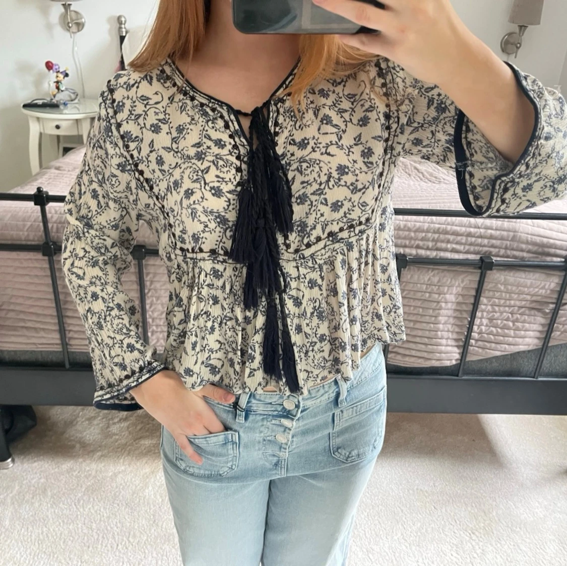 Blommig boho-blus med knytband