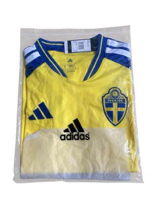 Sverige matchtröja gul Adidas S helt ny - Helt ny oanvänd fotbollströja 2026 vem tröja Sverige. Tags sitter på och allt og medföljer!!💙💛