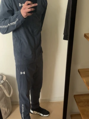 Blått  träningsset från Under Armour - Jackan är storlek medium och byxorna är storlek small! Men inget som man marker av särskilt mycket som man kan se på bilden, jag är 180cm och väger 82. Hör gärna av dig vid frågor☺️