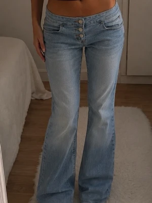 Gina tricot jeans - Fina jeans från Gina tricot som är klippta där nere och i storlek 164 som passar S. Defekt finns som visas i sista bilderna