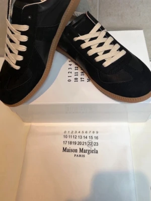 Maison Margiela svarta sneakers - Säljer dessa ikoniska Gats, de kan stylas på många sätt då de främst syftar till att vara både avslappnade och eleganta. De är oanvända. Du kan köpa en innan skolan börjar 😉 eller bara använda den vid andra tillfällen.