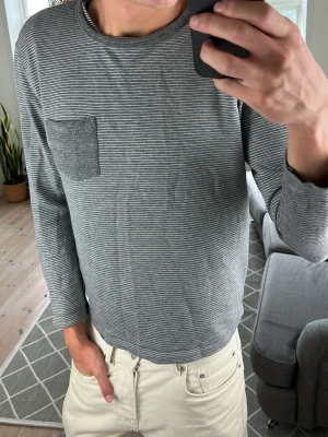 Stickad Randig Tröja Selected Homme  - Super snygg och trendig! Perfekt i alla tillfällen. Mått: A:46 B:50 C:50 D:60 (cm) Skriv vid fundering 😇🙌