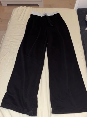 Baggy byxor - Såljer ett par svarta baggy byxor från CROPP Använt några gånger, men kristallerna har gått bort i tvätten, och bandet har blivit lite grått från tvätten. Men annars är dem bra med inga fläckar eller hål. Är i storlek XS  Skriv gärna om ni undrar något💕