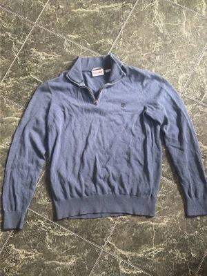 Timberland halfzip - En halfzip ifrån timberland. Färgen är blå och mörkblå. Storlek är S men passar XS också. Skicket är okej. Hör av dig vid fler frågor eller bilder.