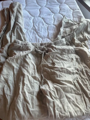 Linnebyxor beige - Beige linnebyxor som inte kommit till användning mer än 5ggr. Inte sett några defekter. Nypris 399.