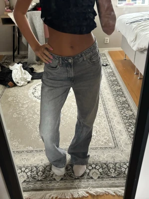 Grå raka jeans med hög midja - Fina jeans knappt använda storlek 36, dam modell! Inget slitage bra material.