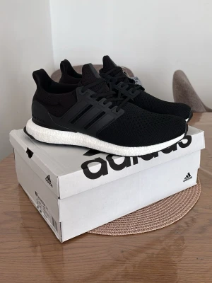 Adidas Ultraboost 1.0 - Adidas Ultraboost 1.0, Skick: 10/10 – helt oanvända, kommer med originalbox. Vid frågor eller intresse, skicka gärna ett DM.