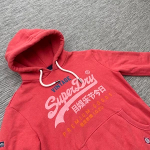 Vintage superdry hoodie - Säljer nu denna vintage superdry hoodie i mycket fint skick!🙌 Storlek: M🤝 Skick: 9.5/10🌟 Hör gärna av er vid frågor eller funderingar✅